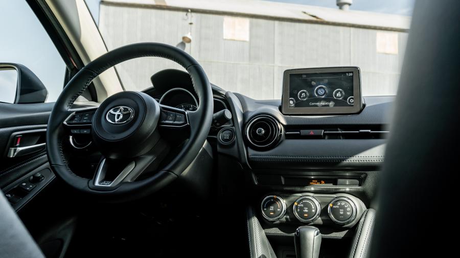 Интерьер Toyota Yaris XLE Hatchback 2019 года  (NA) (фото 32 из 40)